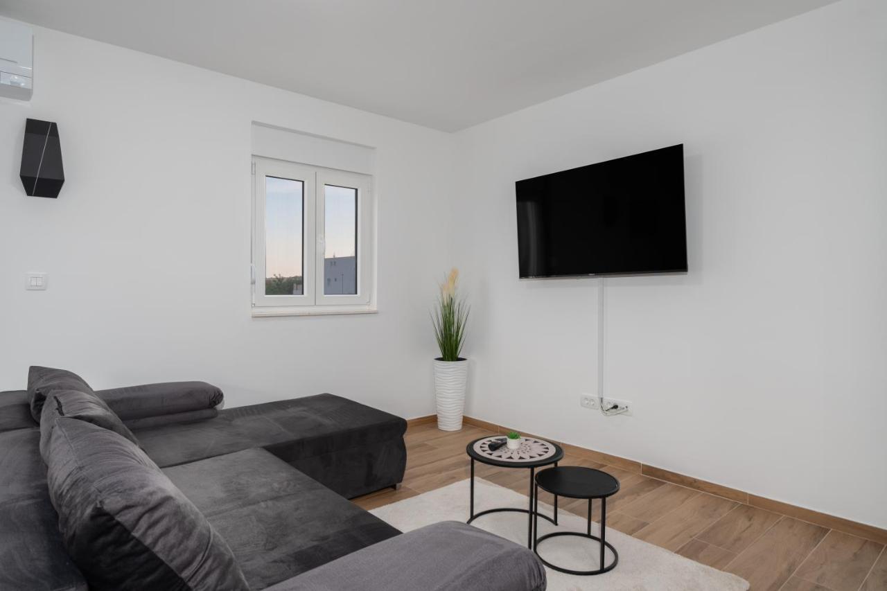 Number One Apartments Vir Exterior photo