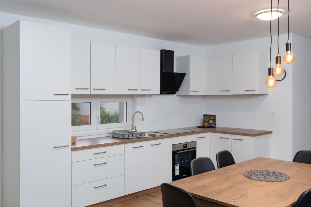 Number One Apartments Vir Exterior photo